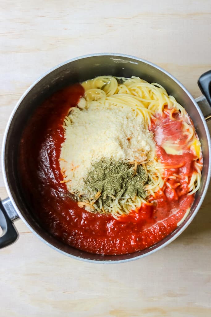 This pizza spaghetti is a perfect combination of kids’ favorite meals. There’s absolutely nothing better than combining Pizza and Spaghetti into one dish to create an easy no fuss meal! The BEST Spaghetti Pizza Casserole EVA!