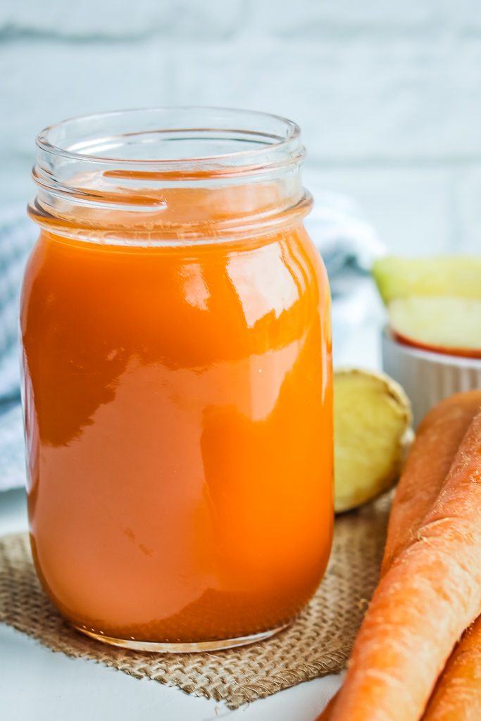 Apple Carrot ginger juice - exceptionally healthy fruit and vegetable juice to keep you energized, hydrated, and vibrant. Only 3 main ingredients to make this easy Vitamix juice.