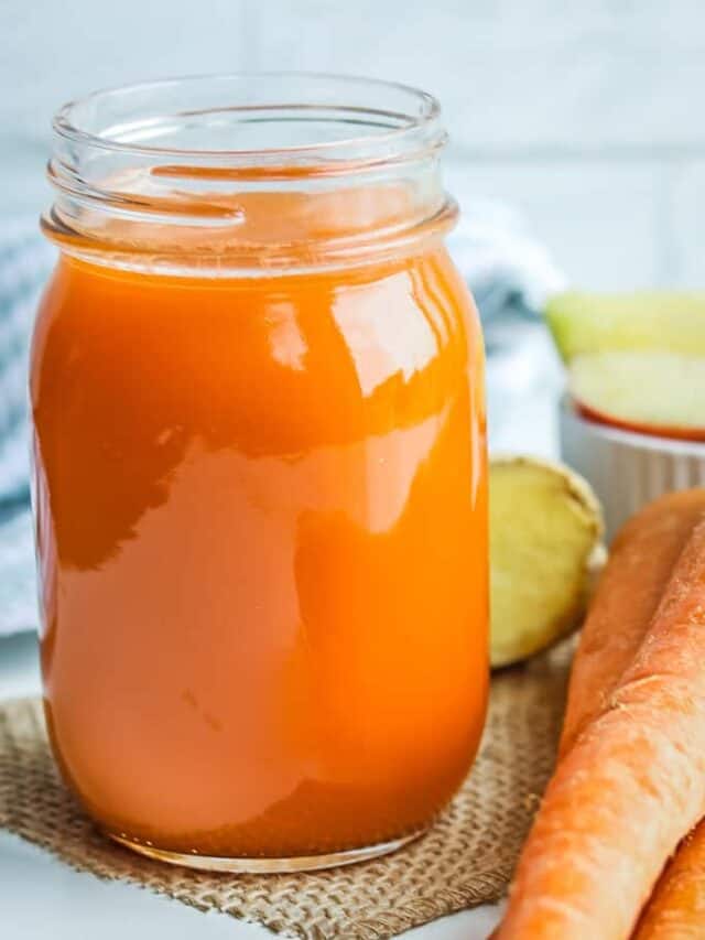 Apple Carrot ginger juice - exceptionally healthy fruit and vegetable juice to keep you energized, hydrated, and vibrant. Only 3 main ingredients to make this easy Vitamix juice.