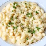 creamy Mac and cheese recipe with fresh parsley on top
