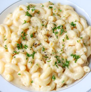 creamy Mac and cheese recipe with fresh parsley on top