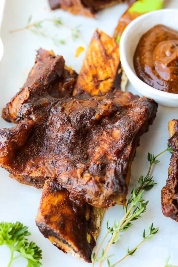 Instant Pot Beef Back Ribs sono le più succulente costolette che cadono dalle ossa. Con questa ricetta, portiamo un piccolo assaggio dei Caraibi ricoprendole con una Homemade Mango BBQ Jerk Sauce. #instantpotbeefbackribs #howtocook #BBQbeefribs #pressurecookerribs