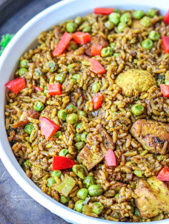 Unbelievable Caribbean Chicken and Rice recipe that's flavorful and make an easy one-pot meal which is perfect for meal prep. #chickenandricedbaked #caribbeanchickenandrice #chickenricecasserolerecipes