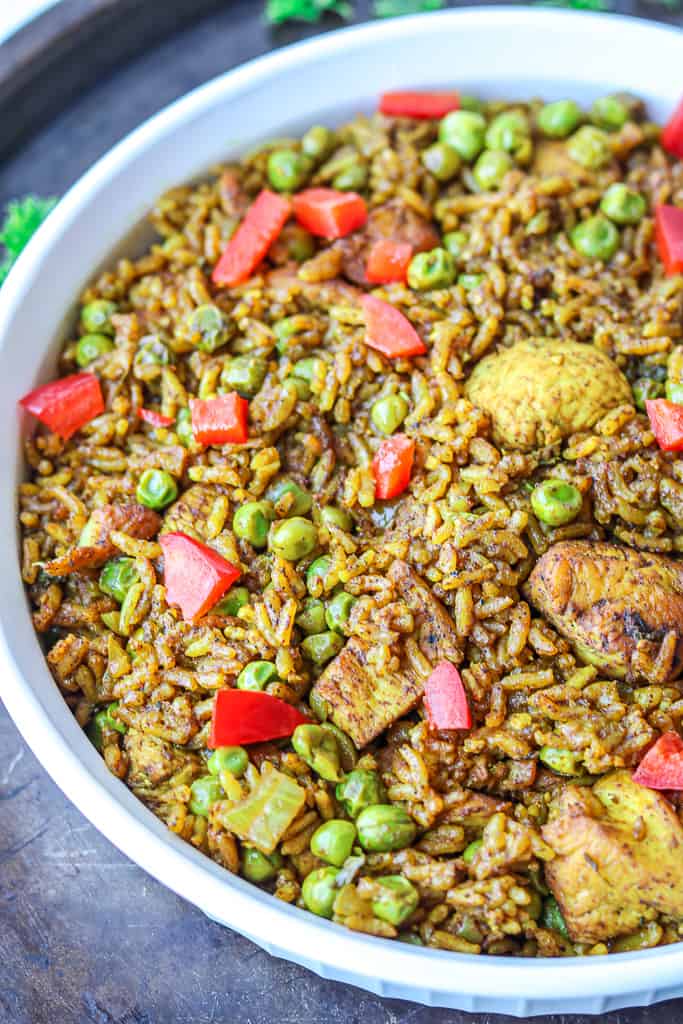 Unbelievable Caribbean Chicken and Rice recipe that's flavorful and make an easy one-pot meal which is perfect for meal prep. #chickenandricedbaked #caribbeanchickenandrice #chickenricecasserolerecipes