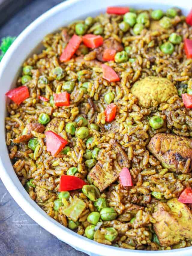 Unbelievable Caribbean Chicken and Rice recipe that's flavorful and make an easy one-pot meal which is perfect for meal prep. #chickenandricedbaked #caribbeanchickenandrice #chickenricecasserolerecipes