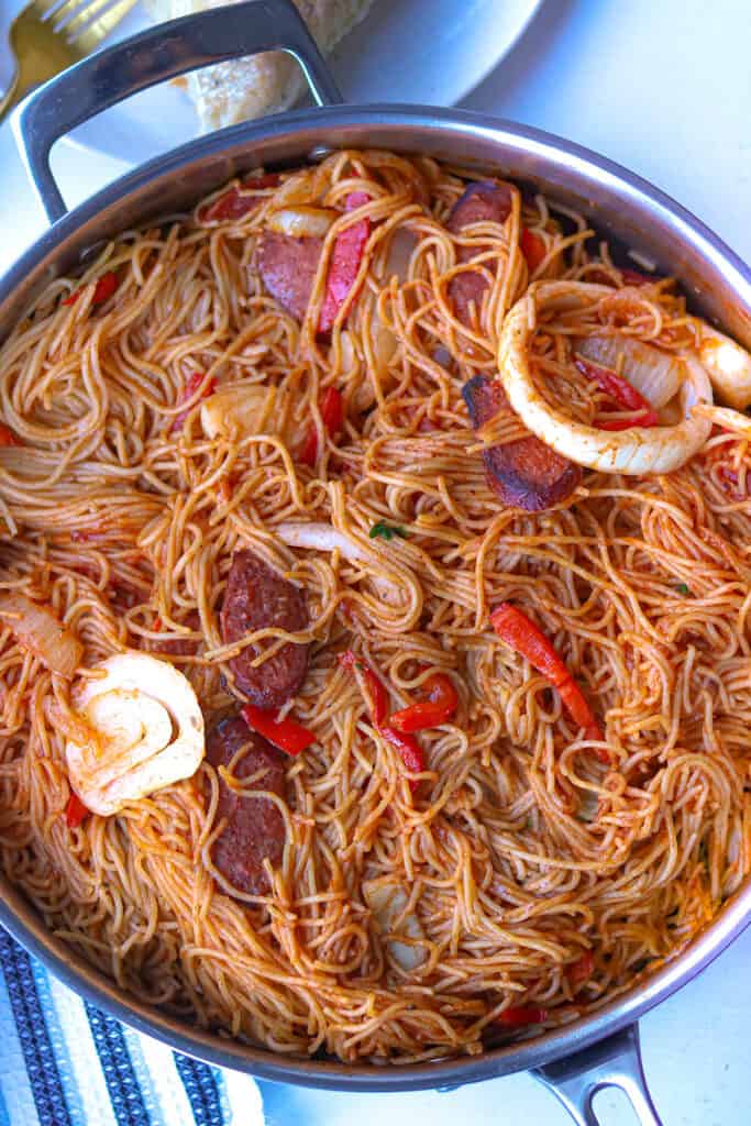 Spaghetti in pan