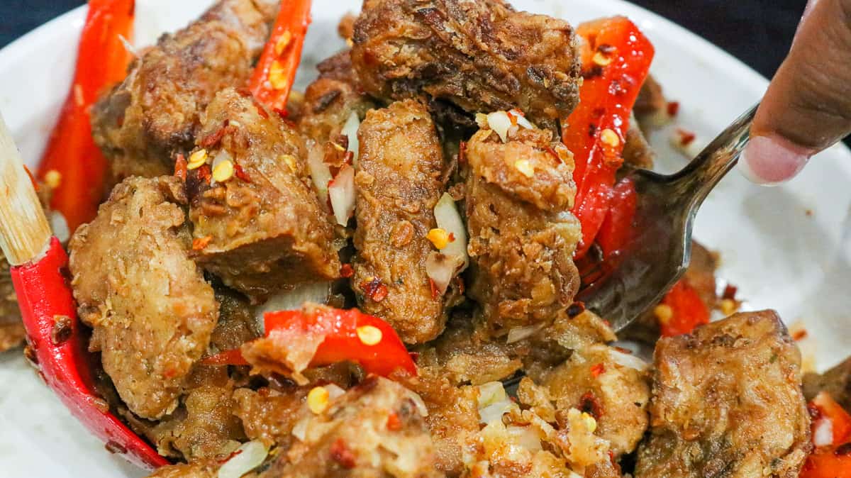 Griot mixed with peppers
