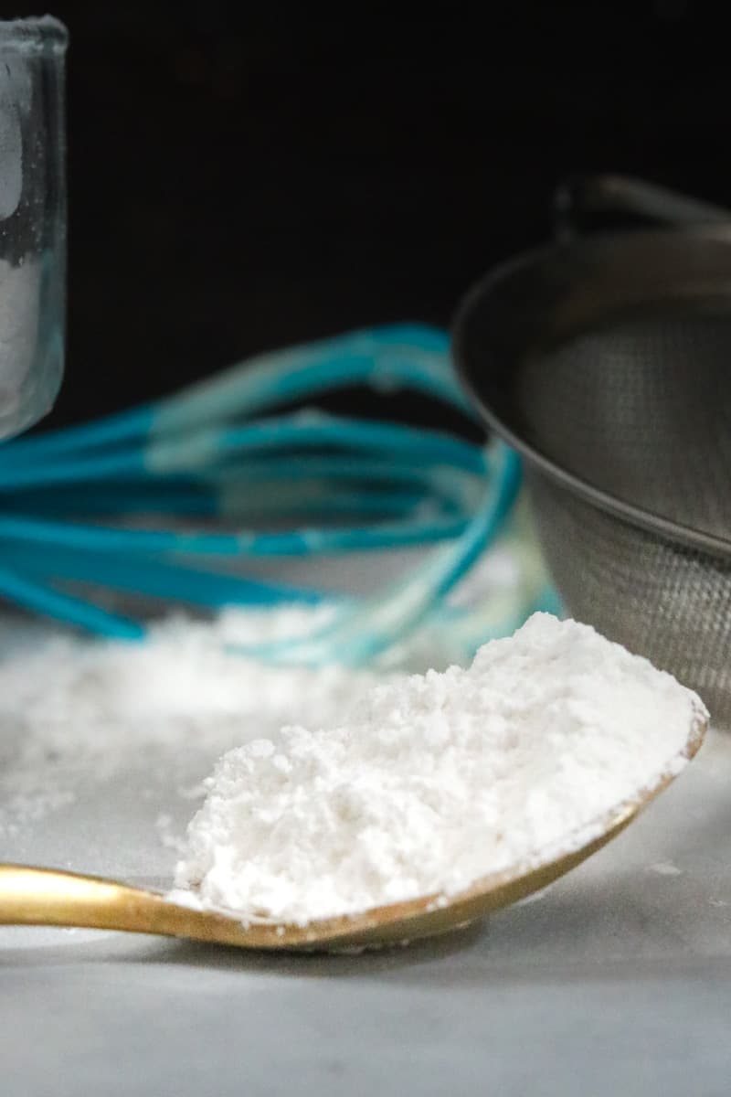 powder sugar on spoon