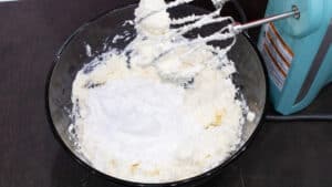 Cream cheese and powder sugar