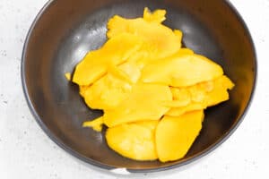 mango slices in bowl