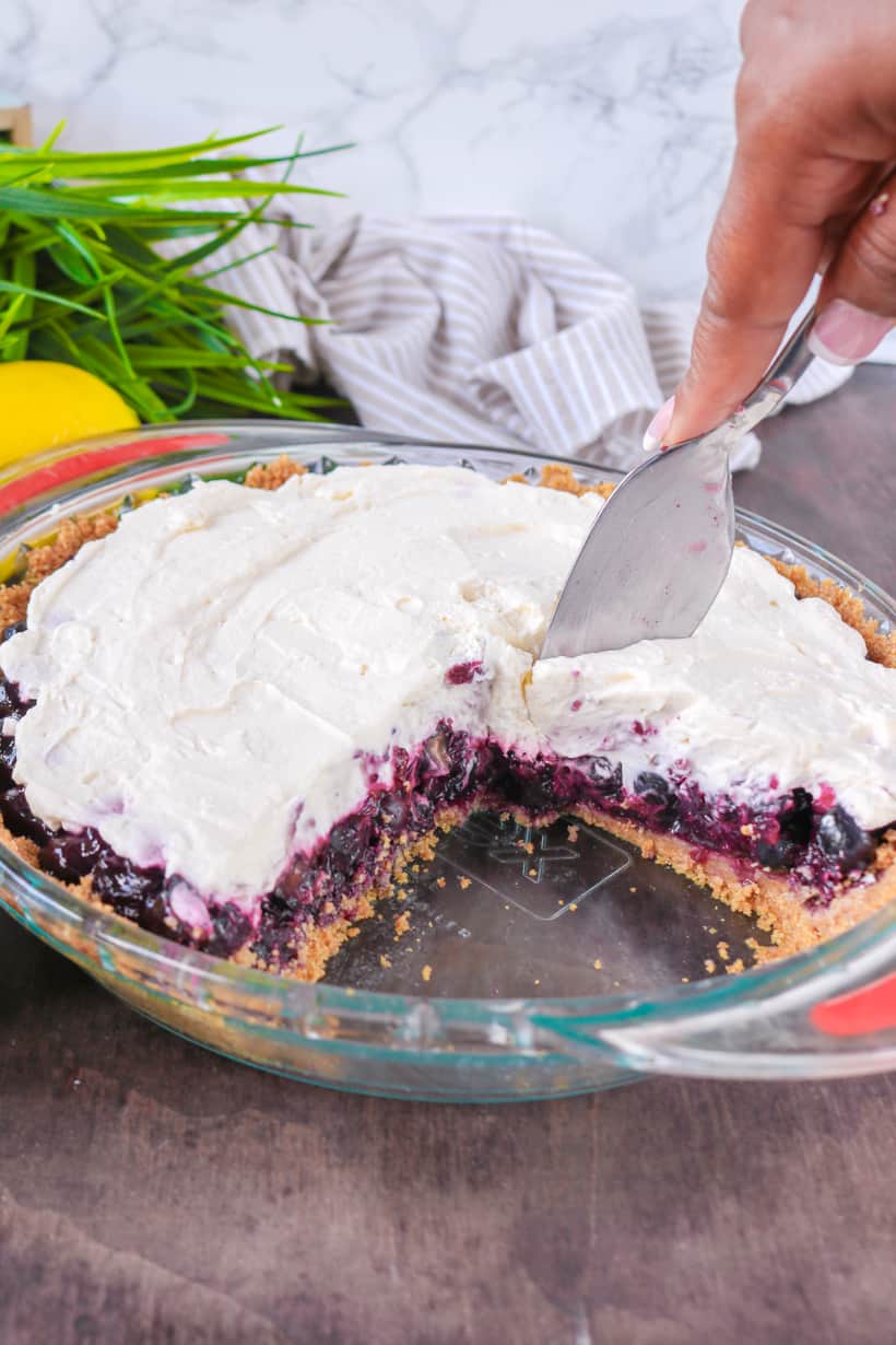 hand cutting pie