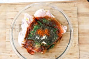 meat topped with seasoning in clear bowl