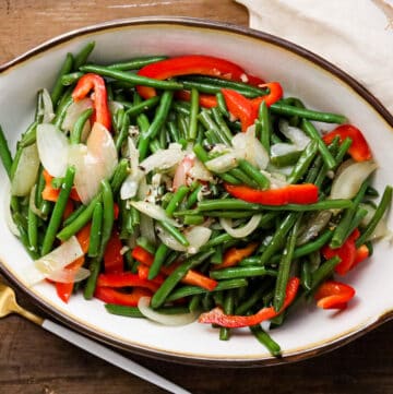 green beans with garlic and onions in white bowl