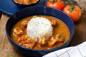 cooked étouffée with shrimp in blue bowl