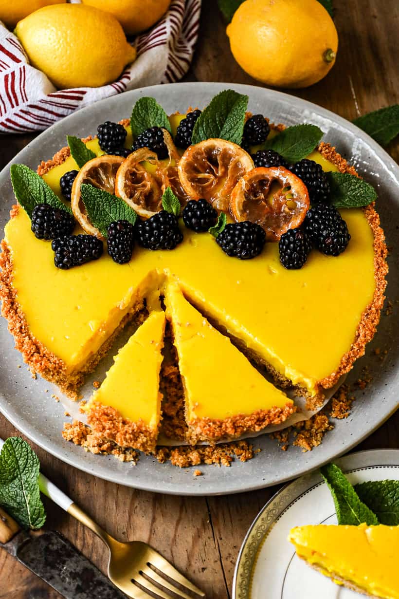 tart with fruits and breadcrumbs