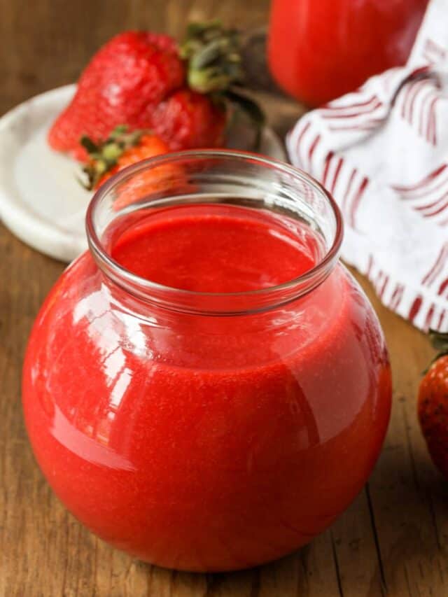 Strawberry coulis in jars with fresh fruits