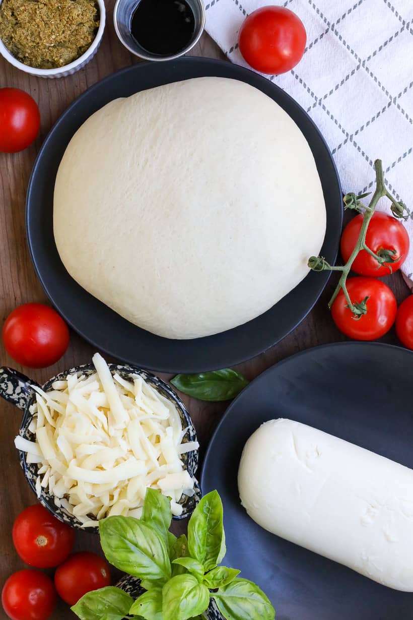 Ingredients To make caprese pizza