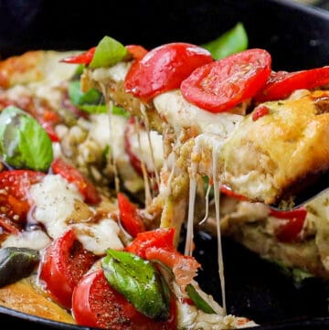 slice pizza lifting from cast iron