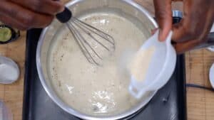 adding garlic powder to white roux
