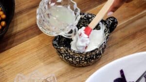Adding lemon juice to yogurt