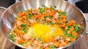Adding eggs to vegetables and tuna