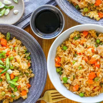 Rice bowls in white and gray plate