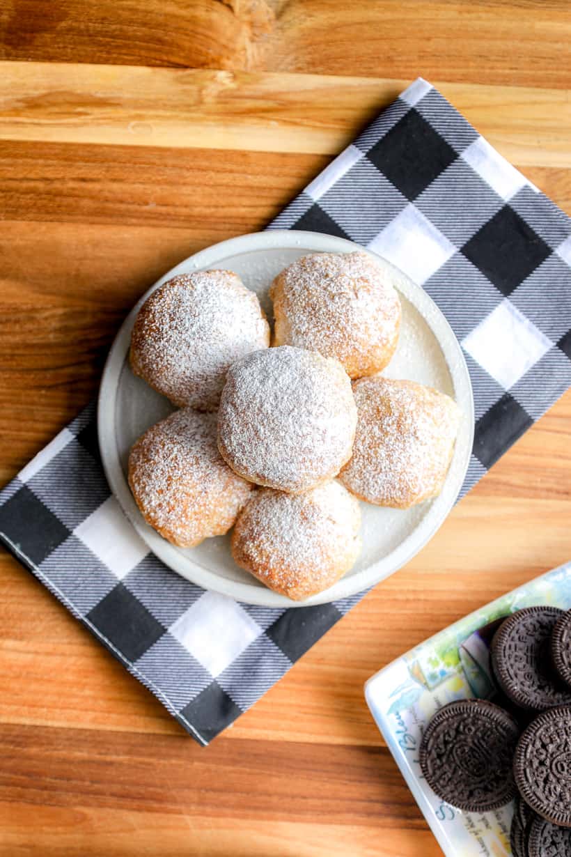 Oreos are covered with powdered sugar.