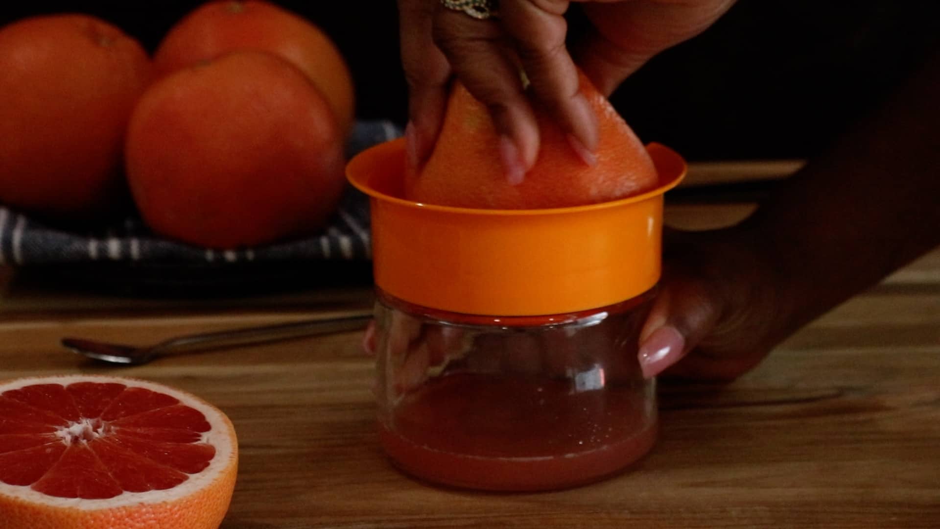Juicing/squeezing fresh grapefruit