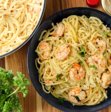 shrimp scampi with linguine in blue bowl.